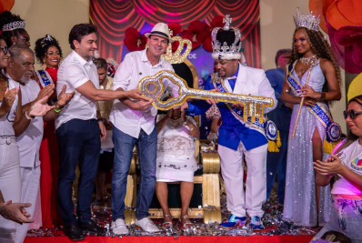 Eduardo Paes entrega chave da cidade ao Rei Momo