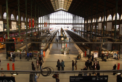 Migrante morre eletrocutado no teto de trem de alta velocidade na França