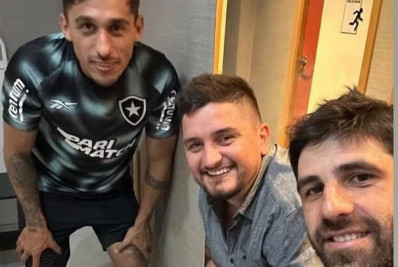 Lateral posta foto com a camisa do Botafogo antes de ser anunciado