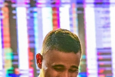 Lucas Pizane sobe no palco e canta hit 'Calma Clabreso' no Carnaval de Salvador