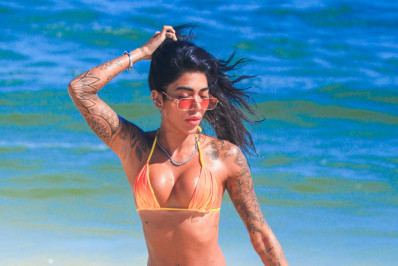 Dhiovanna Barbosa, irmã de Gabigol, esbanja boa forma em dia de praia