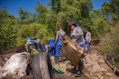 Projeto UÇÁ retira toneladas de lixo de manguezais da Baía de Guanabara