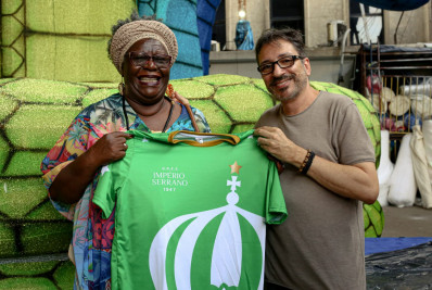 Neta do lendário Mano Eloy visita barracão do Império e exalta enredo sobre orixás