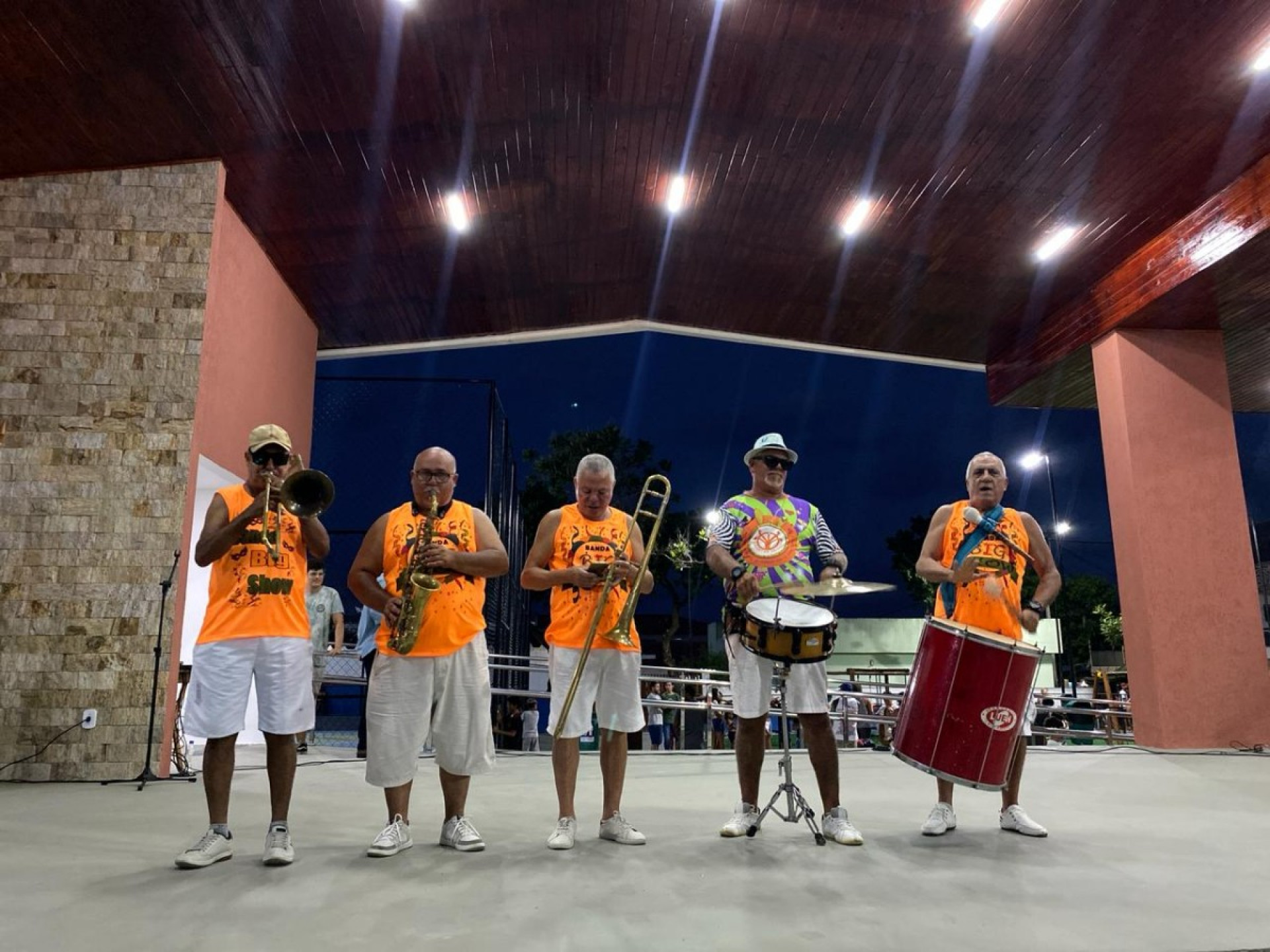Banda toca marchinha de Carnaval na inauguração da Praça Maria Peres, em Monte Alto - Ascom