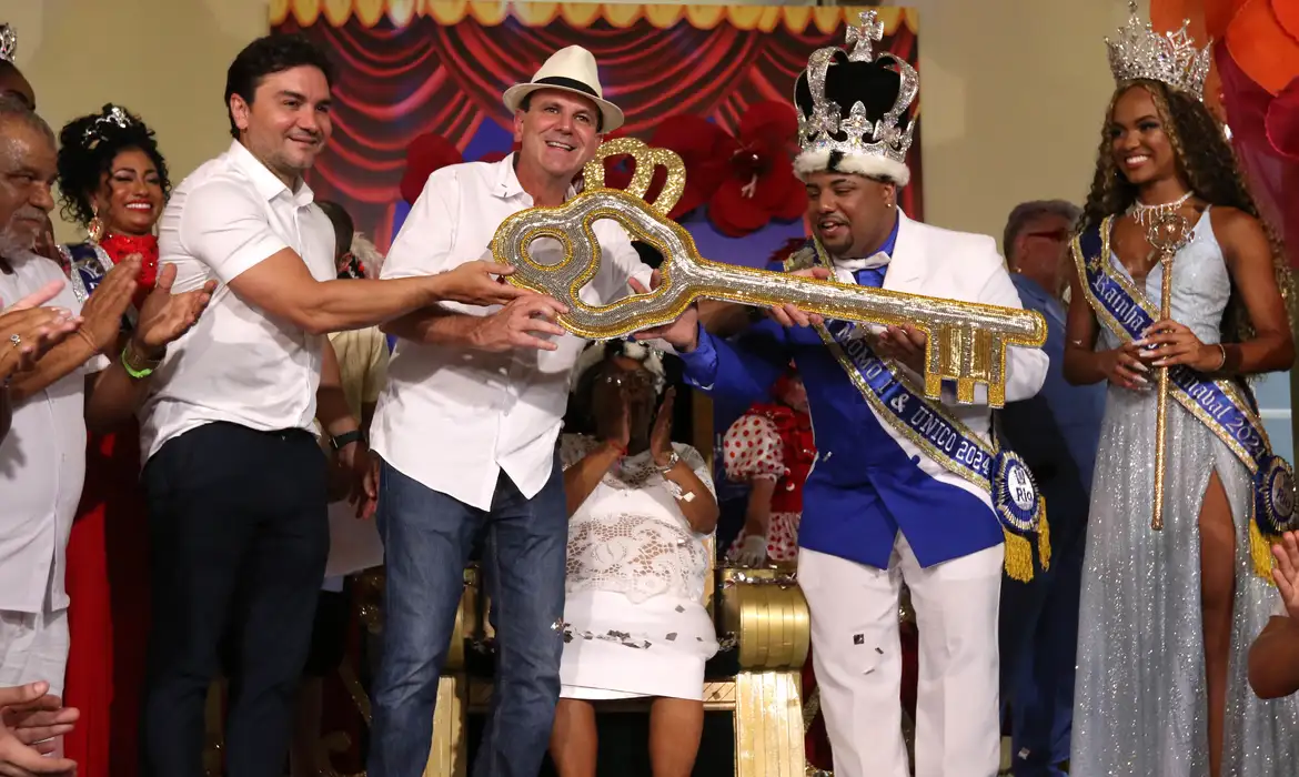Rei Momo recebe chave da cidade e abre oficialmente carnaval no Rio