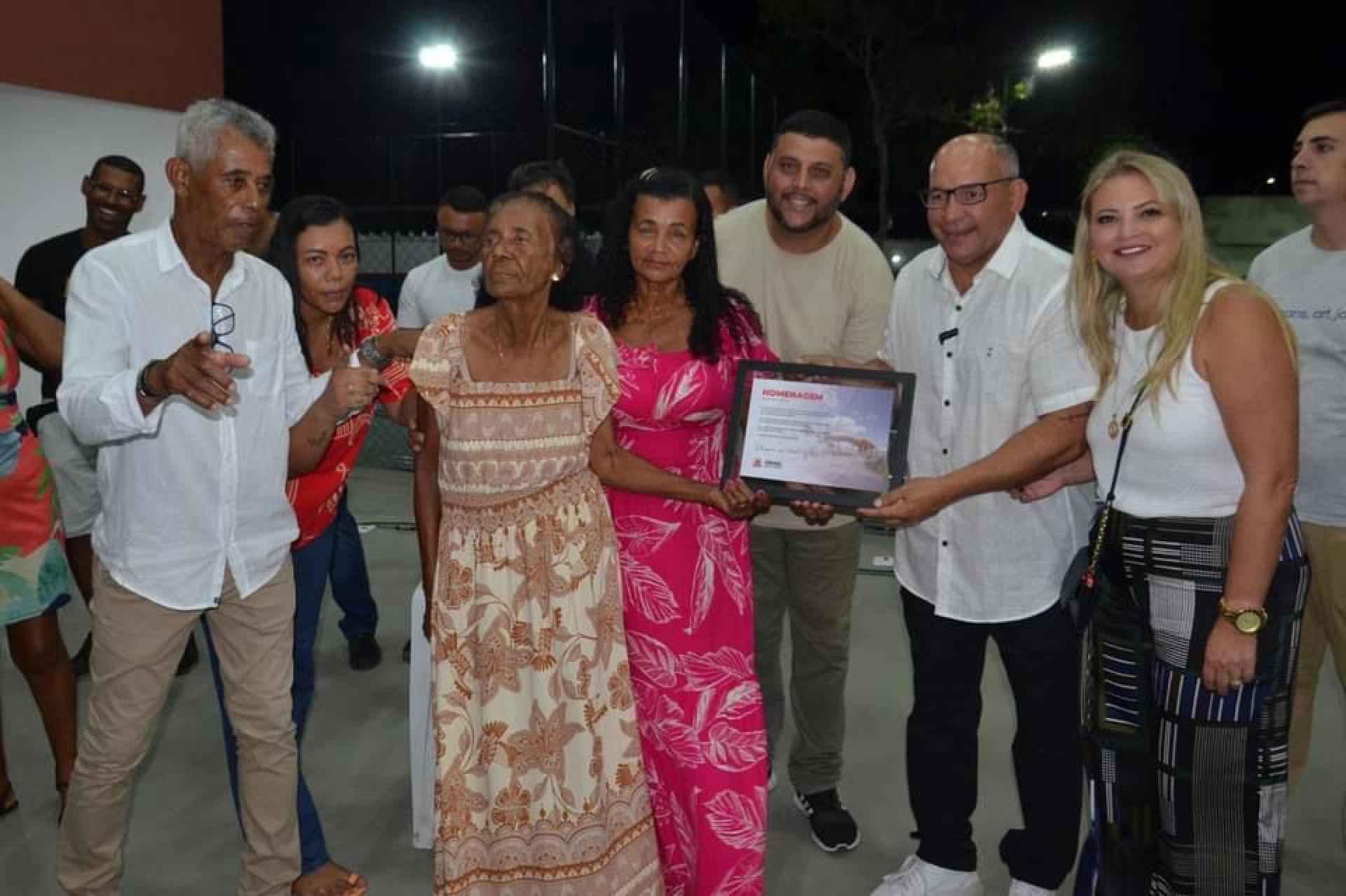 Prefeito Marcelo Magno com familiares da homenageada Maria Peres - Ascom