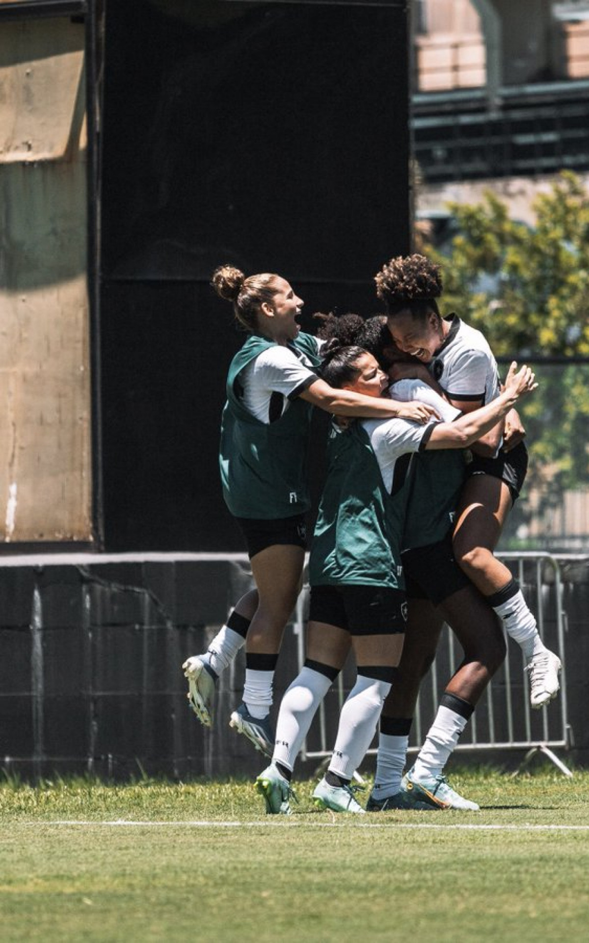 Jogadoras do Botafogo comemoram gol da vitória, marcado aos 40 minutos da segunda etapa - Beatriz Palmieri / Botafogo