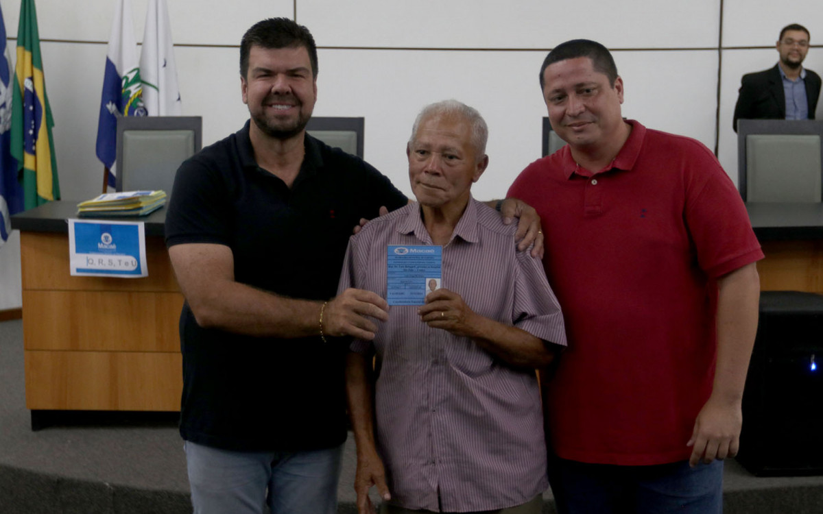 A licença representa o direito e o compromisso dos nossos ambulantes em atender a população, disse o prefeito