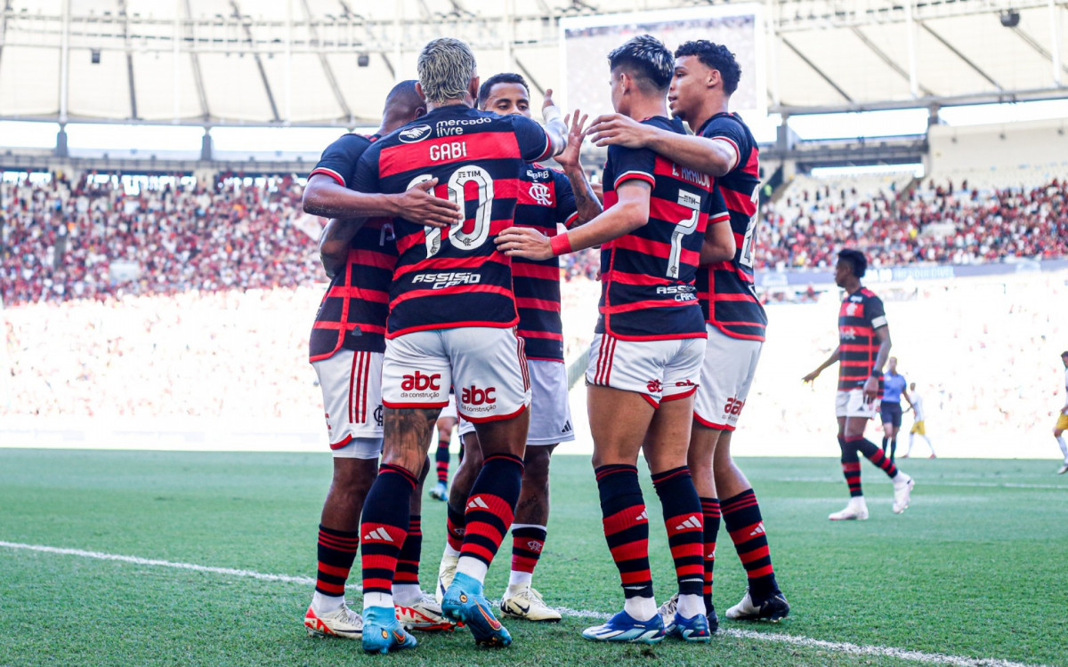 Jogadores do Flamengo comemoram gol no jogo contra o Volta Redonda