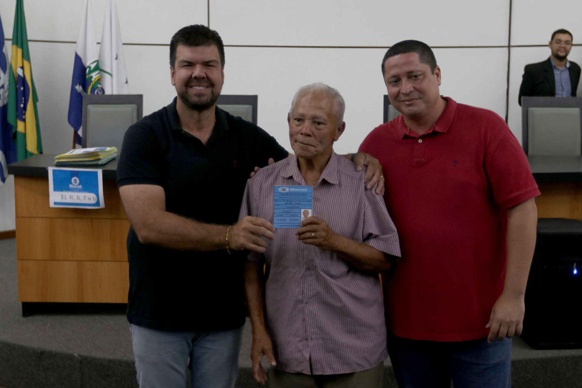 A licen&ccedil;a representa o direito e o compromisso dos nossos ambulantes em atender a popula&ccedil;&atilde;o, disse o prefeito - Foto: Divulga&ccedil;&atilde;o