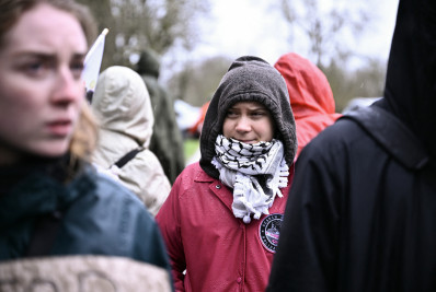 Greta Thunberg participa de protesto contra construção de rodovia na França
