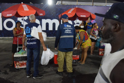Primeiro dia de desfiles tem mais de mil apreensões e duas prisões no entorno do Sambódromo