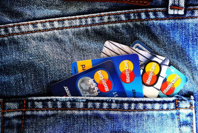 Veja dicas para proteger cartão de crédito e celular no Carnaval