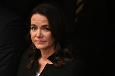 Presidente húngara renuncia após controverso indulto em caso de abuso infantil