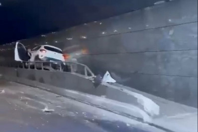 Vídeo: carro invade passagem de pedestres em acidente no Túnel Novo em Copacabana