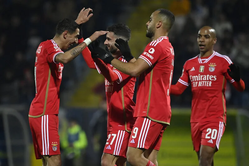Vitória de Guimarães x Benfica: onde assistir, escalações e arbitragem