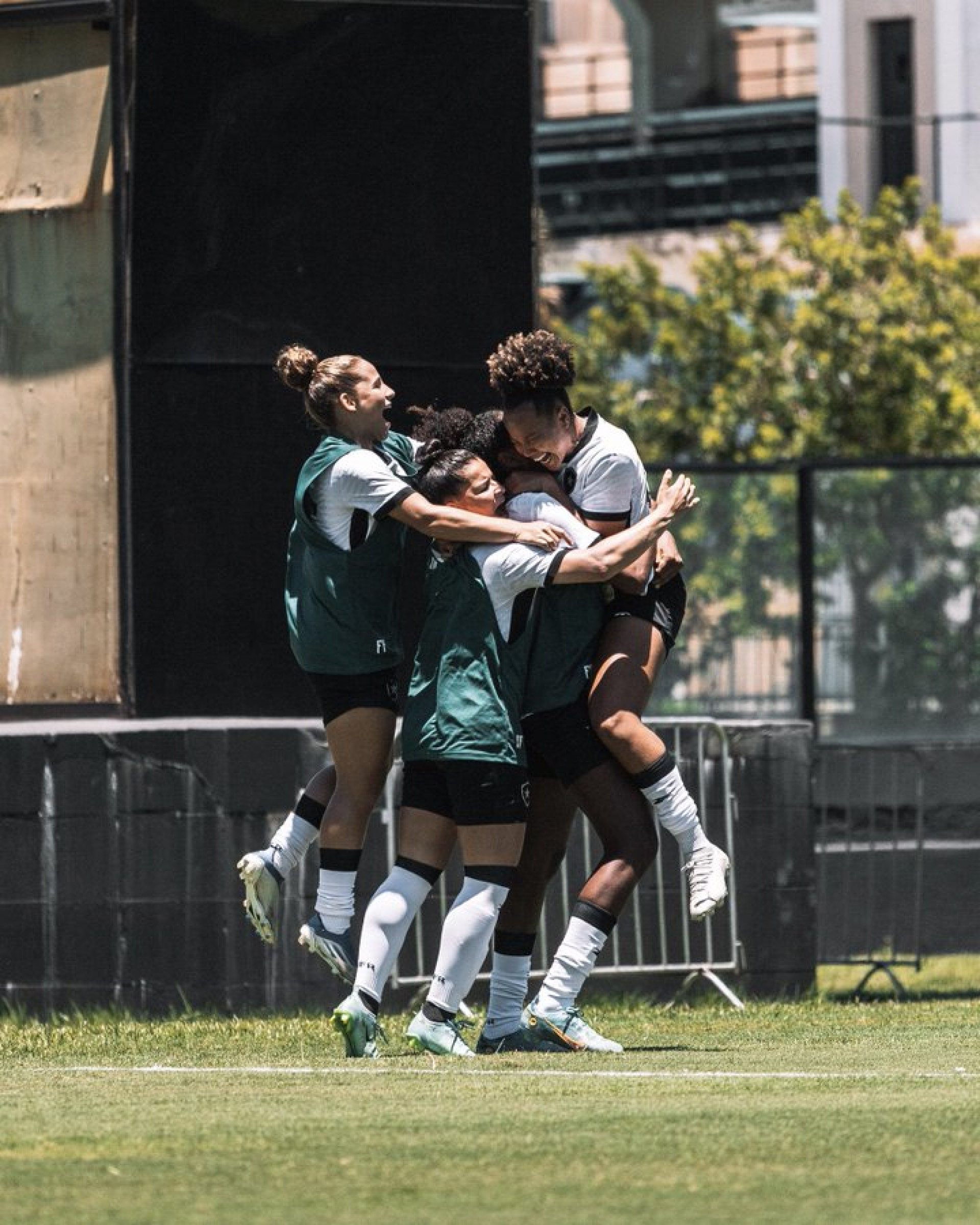 Jogadoras do Botafogo comemoram gol da vitória, marcado aos 40 minutos da segunda etapa