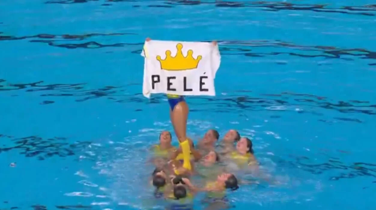Homenagem a Pelé transforma futebol em atração na água