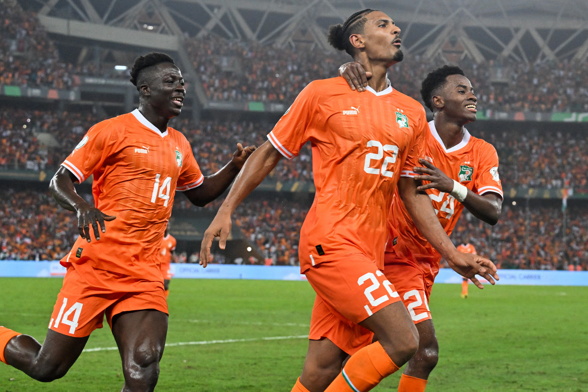 Sebastien Haller comemora o gol marcado na vitória da Costa do Marfim sobre a Nigéria - Issouf SANOGO / AFP