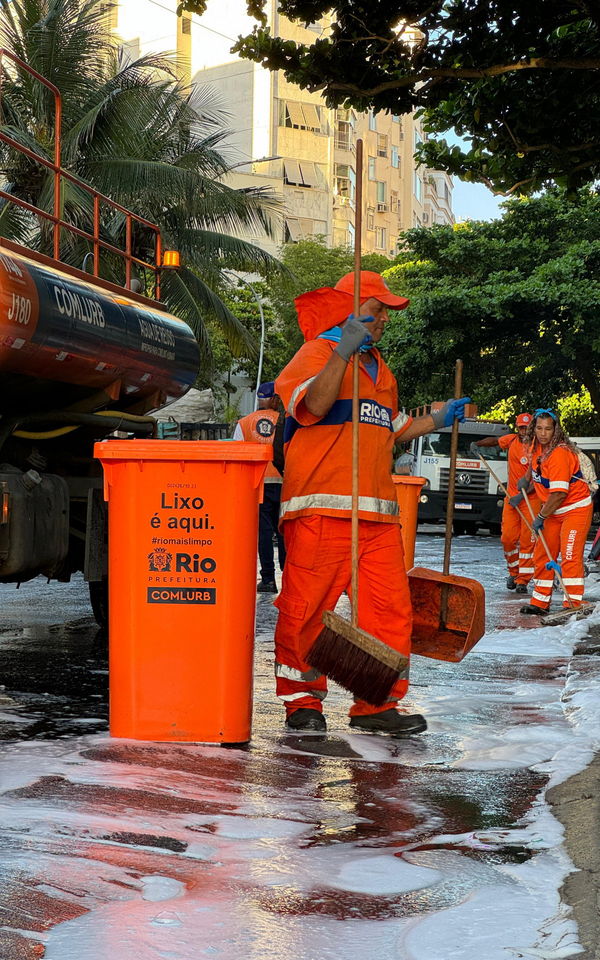 foliões colaboram descartando os resíduos nas lixeiras - Divulgação/Comlurb