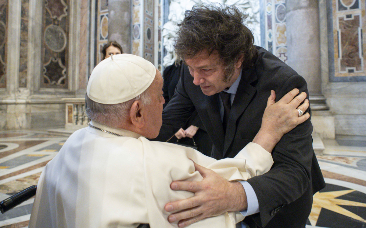Presidente da Argentina, Javier Milei, abraça o Papa Francisco durante sua visita ao Vaticano