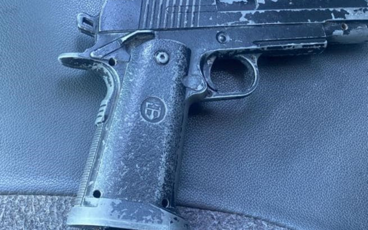 A réplica da pistola apreendida com os presos
