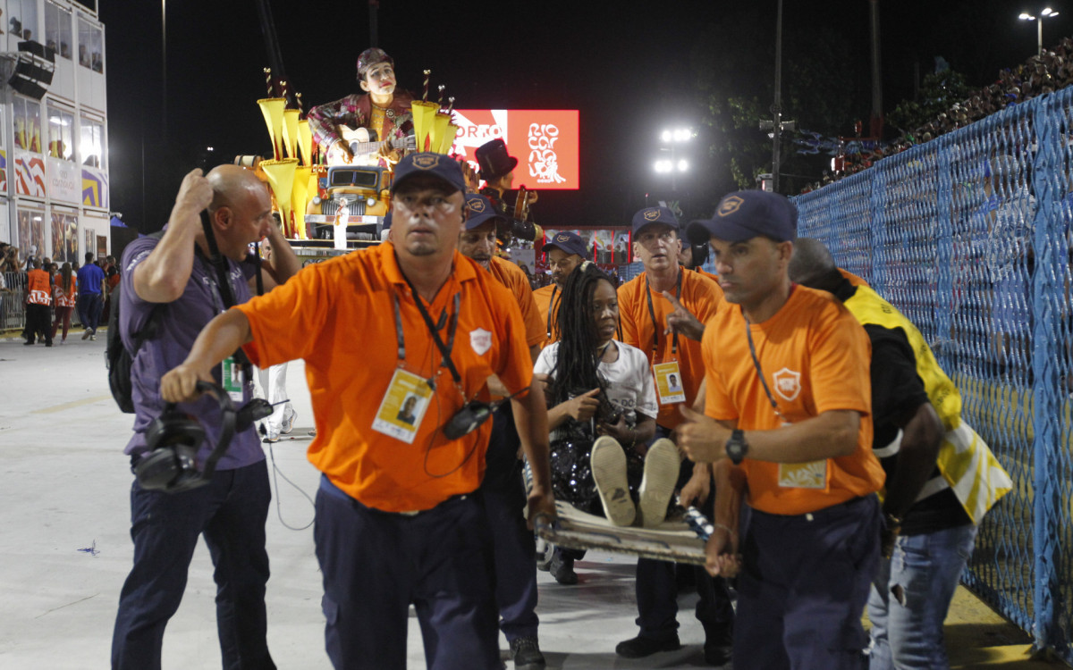 Mulher &eacute; socorrida ap&oacute;s ser ferida por carro da Porto da Pedra que agarrou em grade de prote&ccedil;&atilde;o