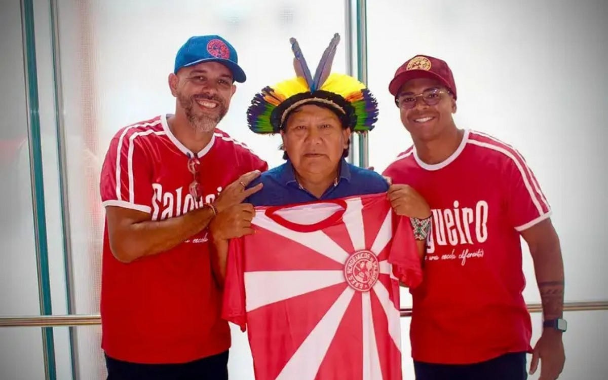 Carnavalesco Edson Pereira, enredista Igor Pereira e xam&atilde; Yanomani Davi Kopenawa  -  Divulga&ccedil;&atilde;o: Salgueiro