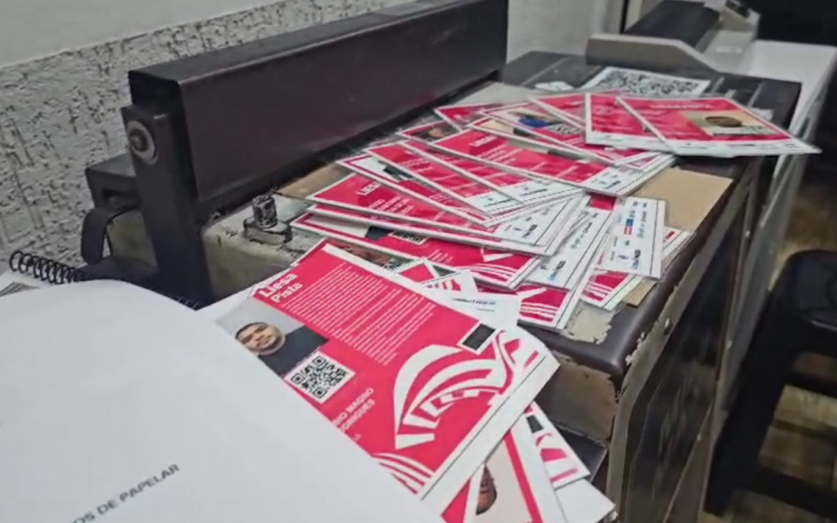 Gráfica tinha dezenas de credenciais falsas; Polícia Civil investiga quem forneceu os QR codes válidos 