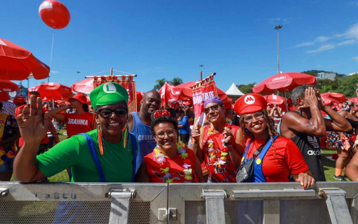 Ana Paula Torres, no centro da imagem, curte bloco com a família