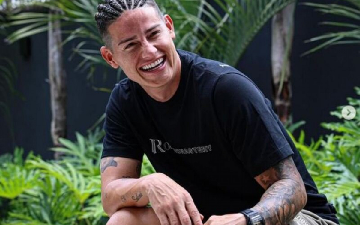 James Rodríguez sai do São Paulo com sorriso e novo look