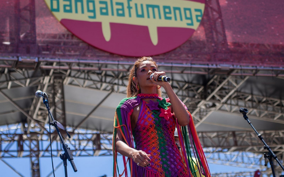 Cantora Lucy Alves durante o bloco