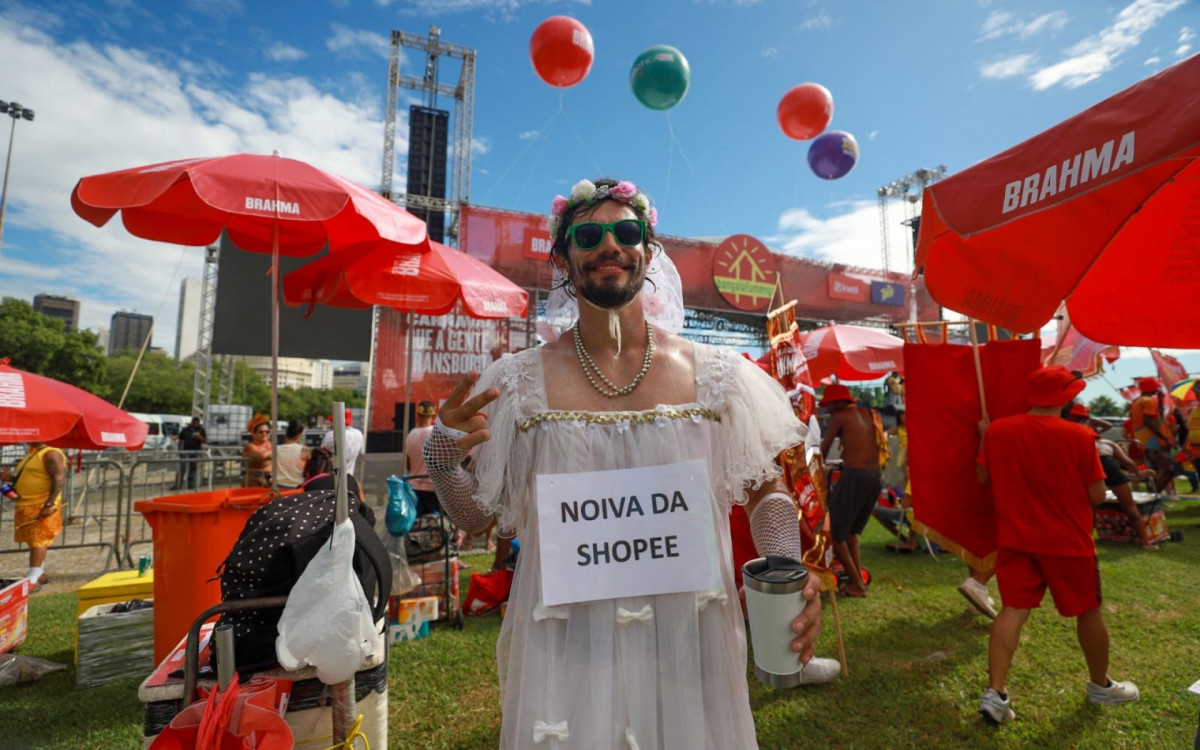 Jonathan Dales curte o bloco fantasiado de noiva