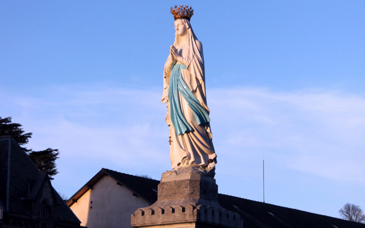 Nossa Senhora de Lourdes é a intercessora dos doentes e dos pecadores (Imagem: Anubis_Wolf | Shutterstock)