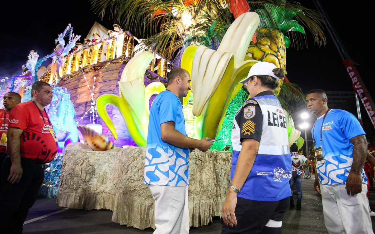Operação Lei Seca faz teste do bafômetro em motoristas de carros alegóricos - Divulgação