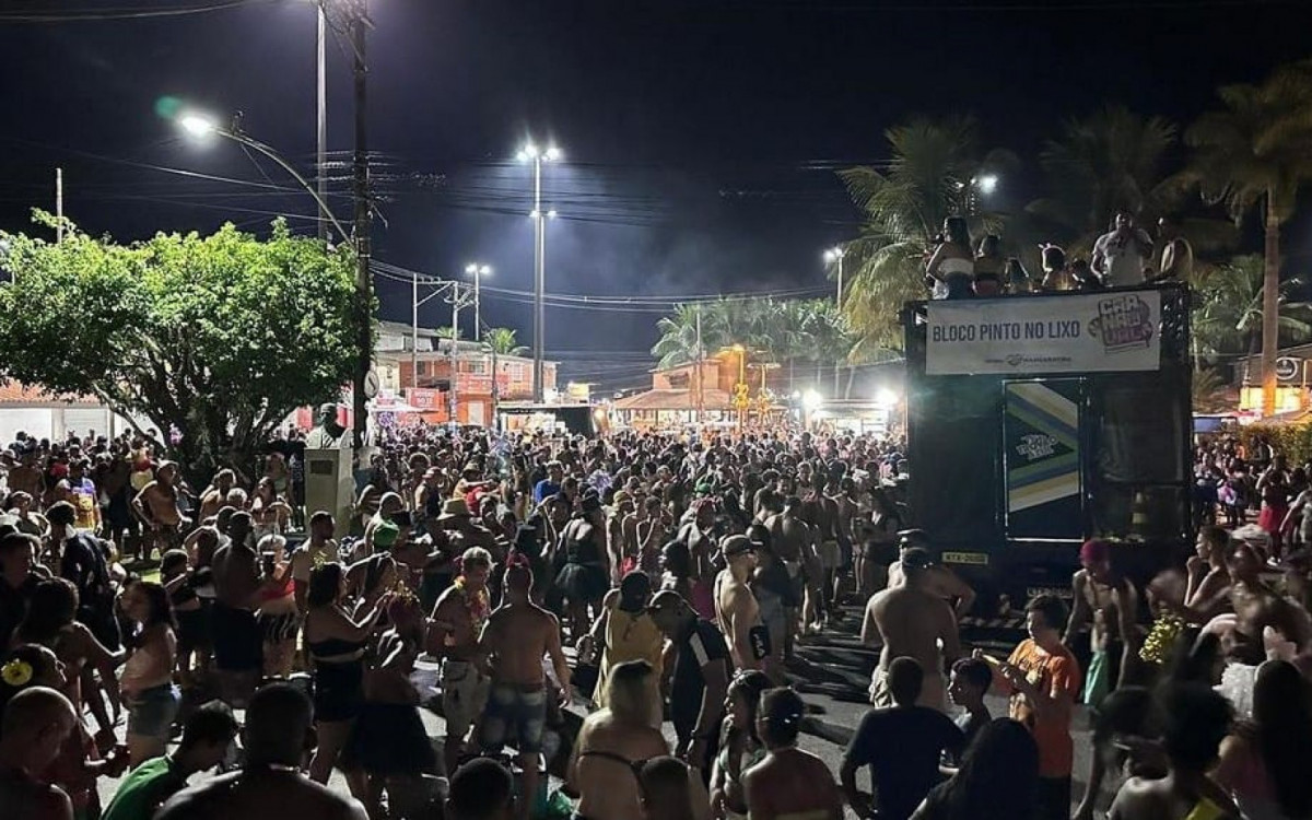 Presença dos foliões nos blocos de carnaval em Mangaratiba
