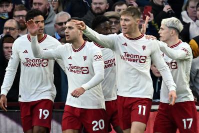 Manchester United marca na reta final e vence o Aston Villa pelo Campeonato Inglês