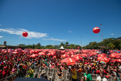 Blocos de rua arrastam multidões para diferentes pontos do Rio