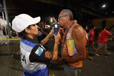 Lei Seca faz teste de bafômetro em motoristas de carros alegóricos na Sapucaí