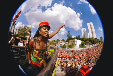 IZA recebe quase 300 mil pessoas com o bloco Bonde Pesadão