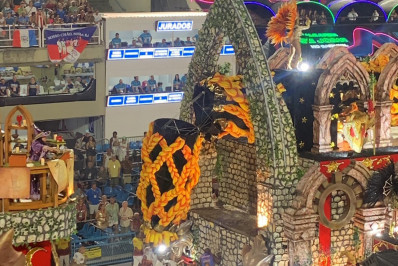 Carros da Porto da Pedra quebram próximo à cabine de jurados