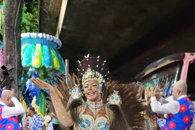Selminha Sorriso borrifa água-benta e é guardada por jornalista na Beija-Flor