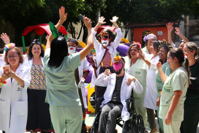 Doutores da Alegria animam as crianças do Hospital Getulinho com ação de carnaval