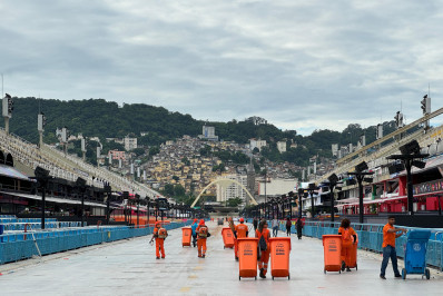 Comlurb recolhe mais de 69 toneladas de lixo do Sambódromo após segunda noite de Carnaval