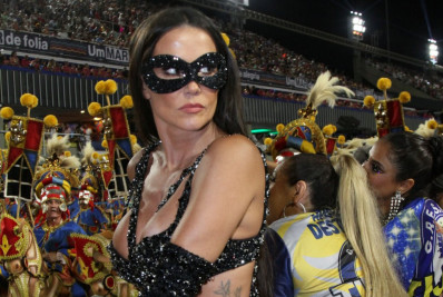 Deborah Secco usa look inspirado em Tiazinha e exibe o corpo escultural