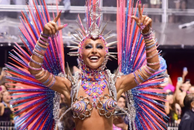 Sabrina Sato se destaca em desfile pela Gaviões da Fiel 