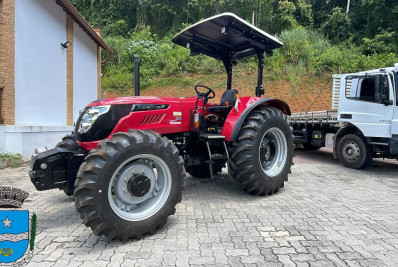 Secretaria de Agricultura adquire novo trator