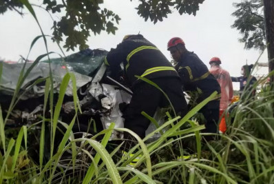 Idoso morre e outras três pessoas ficam feridas após acidente entre carros e caminhonete