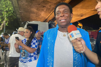 Neguinho da Beija-Flor reverencia Quinho na Sapucaí 