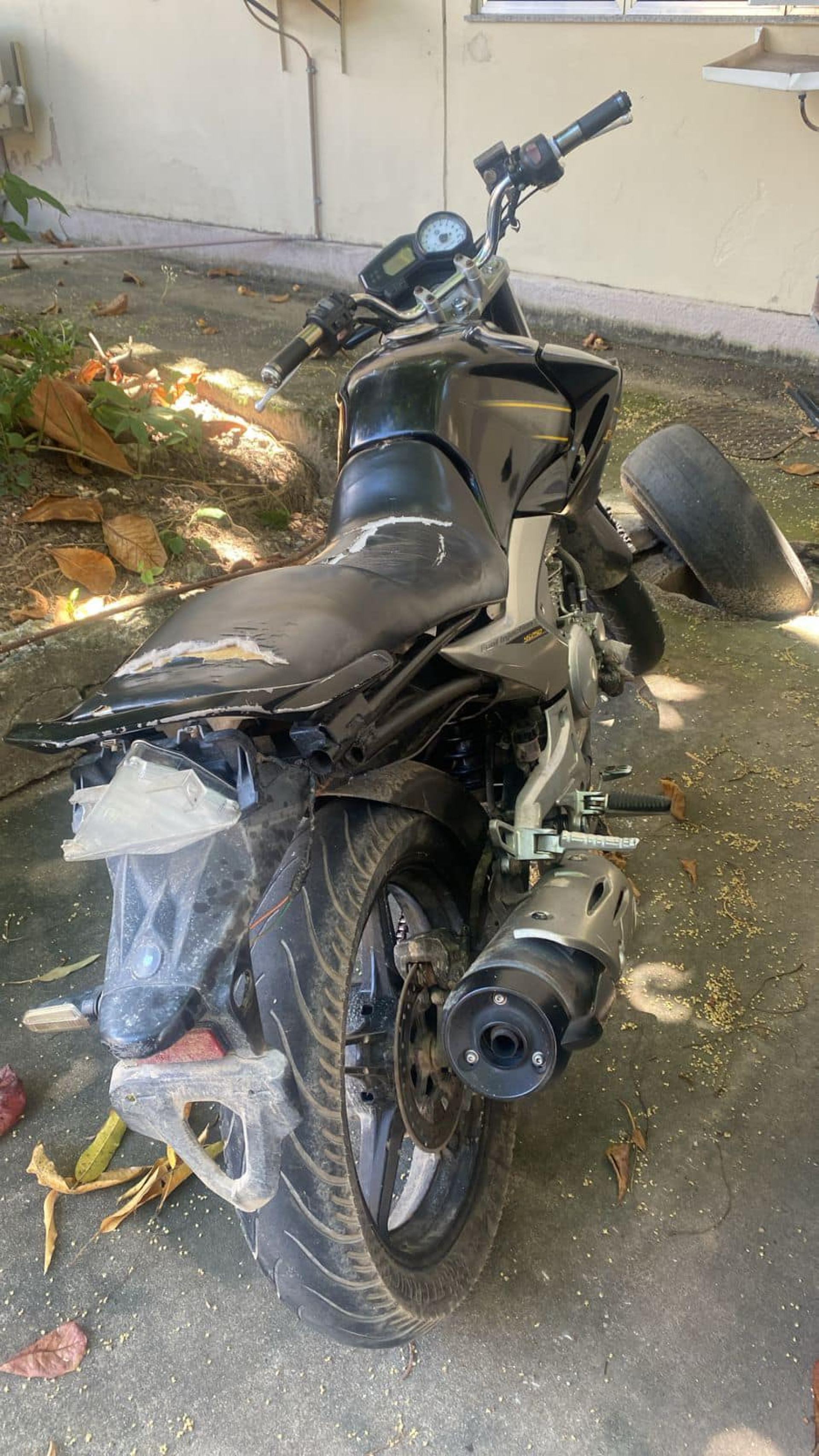 A motocicleta apreendida com os dois criminosos pelos policiais militares do 39º BPM